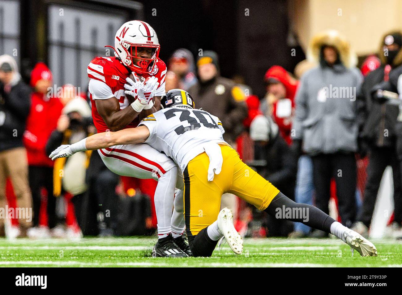 Lincoln, ne. 24 novembre 2023. Il defensive back degli Iowa Hawkeyes Quinn Schulte (30) affronta il running back dei Nebraska Cornhuskers Emmett Johnson (21) in azione durante una partita di football della NCAA Division 1 tra Iowa Hawkeyes e Nebraska Cornhuskers al Memorial Stadium di Lincoln, ne.Iowa ha vinto 13-10.partecipazione: 86,183.396.Sellout consecutivo.Michael Spomer/Cal Sport Media/Alamy Live News Foto Stock