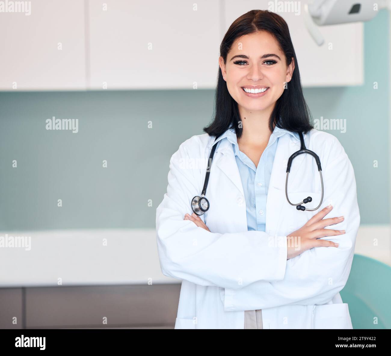 Donna felice, dottore e ritratto di medico professionista o dentista con braccia incrociate e stetoscopio. Persona femminile, chirurgo o assistenza sanitaria qualificata Foto Stock