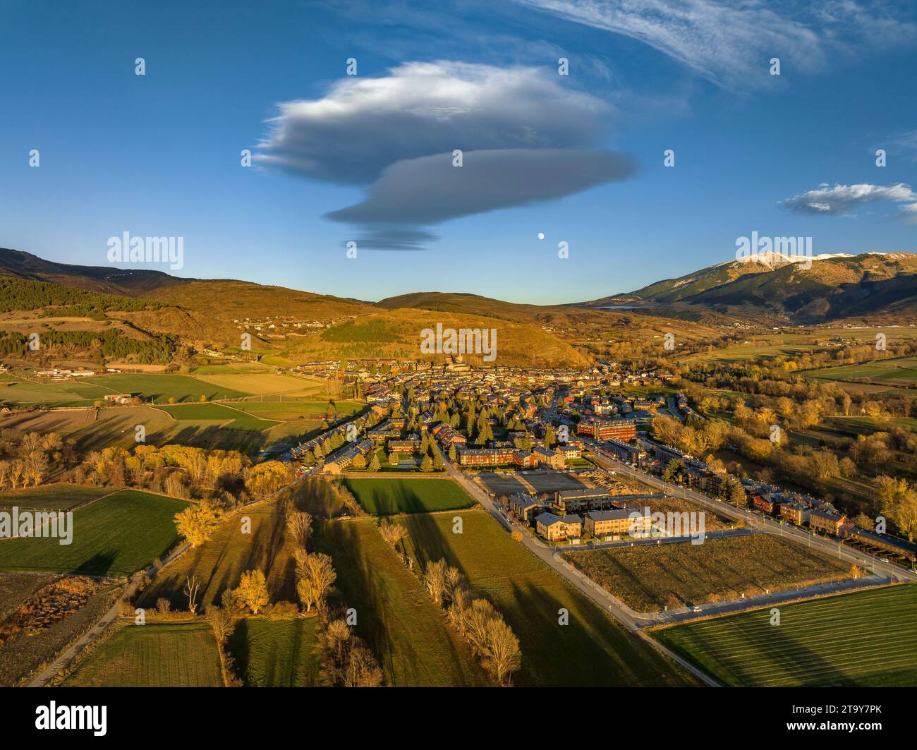 Vista aerea di Llívia e dei suoi dintorni rurali su un tramonto autunnale (Cerdanya, Girona, Catalogna, Pirenei spagnoli) ESP Vista aérea de Llívia y entorno Foto Stock