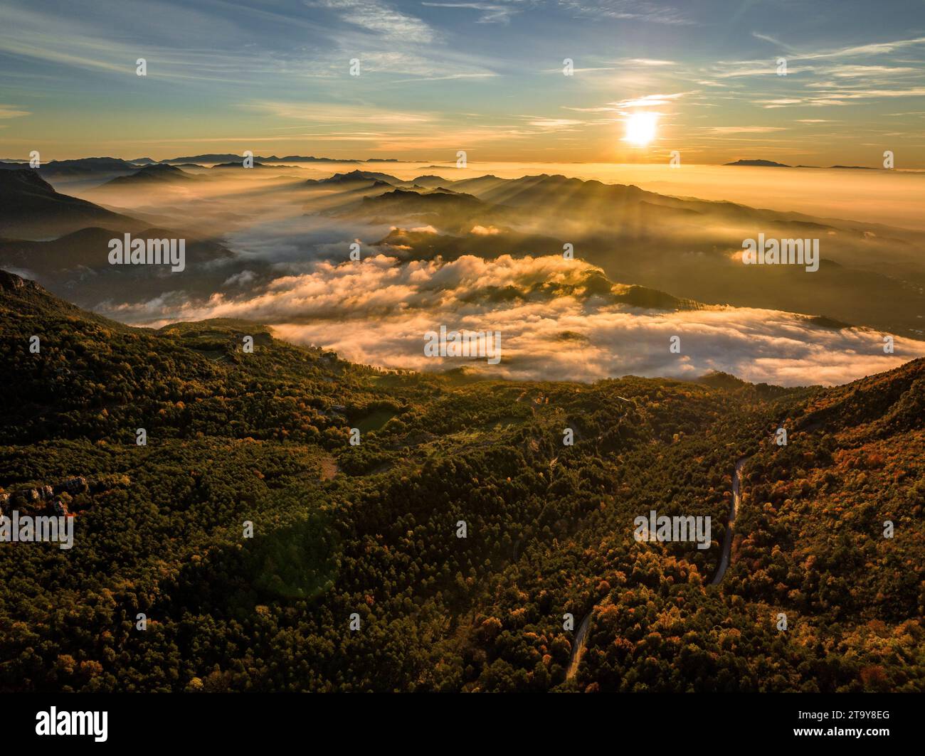 Alba autunnale ad Alt Berguedà con nebbia sulla valle del Llobregat. Vista aerea (Berguedà, Barcellona, Catalogna, Spagna, Pirenei) Foto Stock