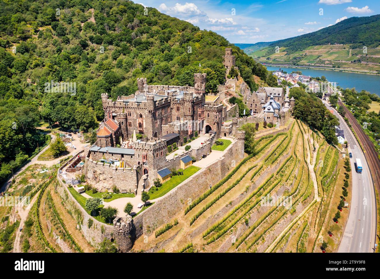 Castello di Reichenstein con Clemenskapelle, Trechtingshausen sul fiume Reno. Valle del Reno medio, Renania-Palatinato, Germania, Europa. Reichenstein Foto Stock