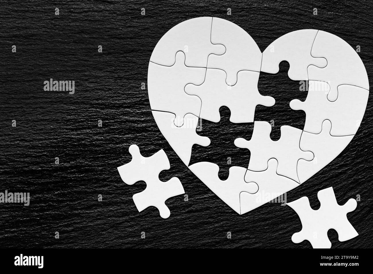Cuore oggetto fatto di pezzi di un puzzle. Fare completare il cuore. Puzzle di pezzi a forma di cuore. Felice il giorno di San Valentino, biglietto di auguri Modello. Cuore ji Foto Stock