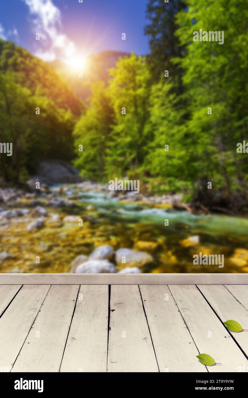 Svuotare tavolo in legno per il product placement o montaggi con particolare attenzione al tavolo in primo piano. Mock up per la visualizzazione del prodotto. Bellissimo sfondo wi Foto Stock