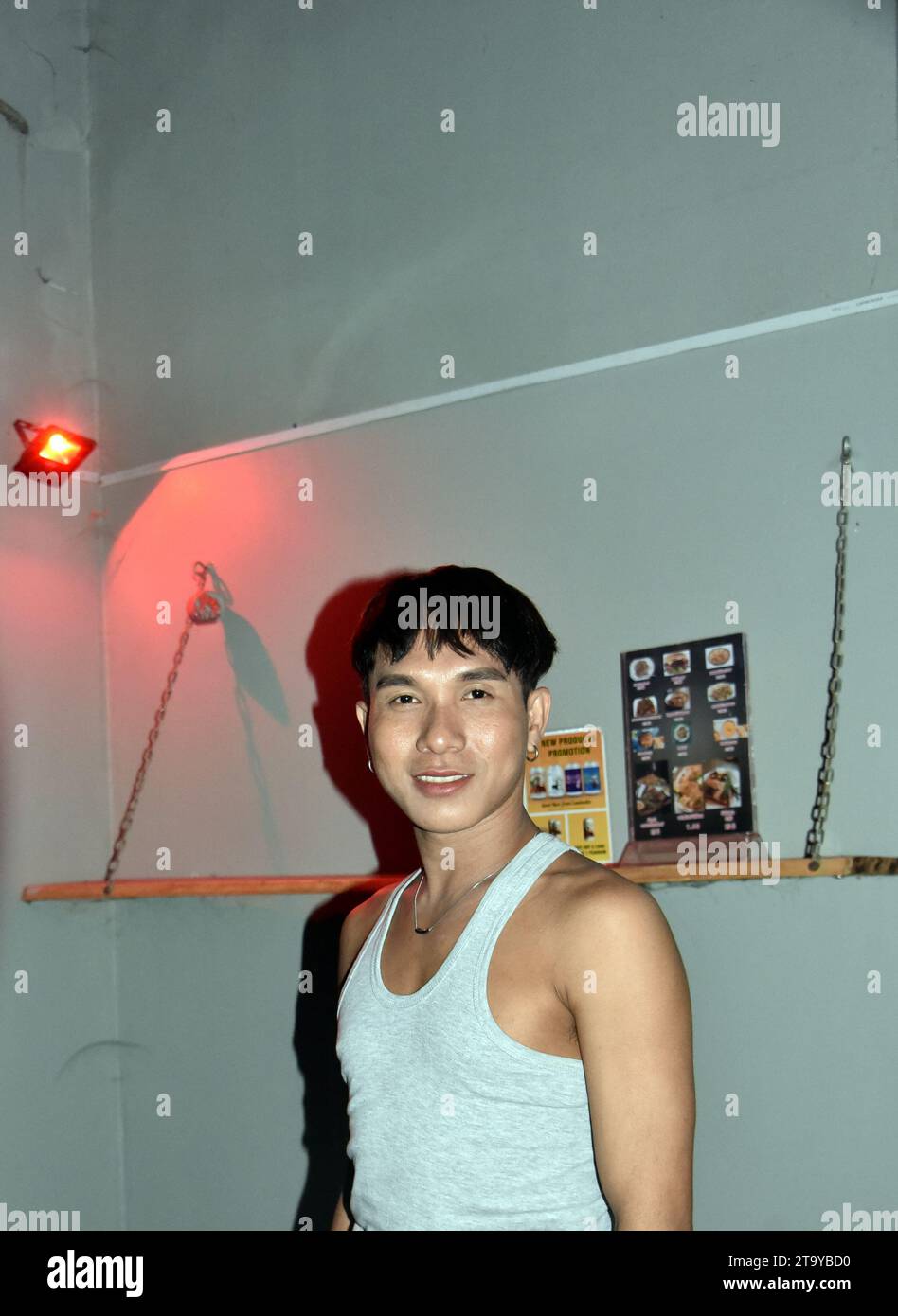 Ballerina, interprete, POC gay bar, Phnom Penh, Cambogia, sud-est asiatico, Pride of cambodia (POC), bello, giovane, uomo che indossa giubbotto Cambogia, Asia, flash usato getta ombra Foto Stock