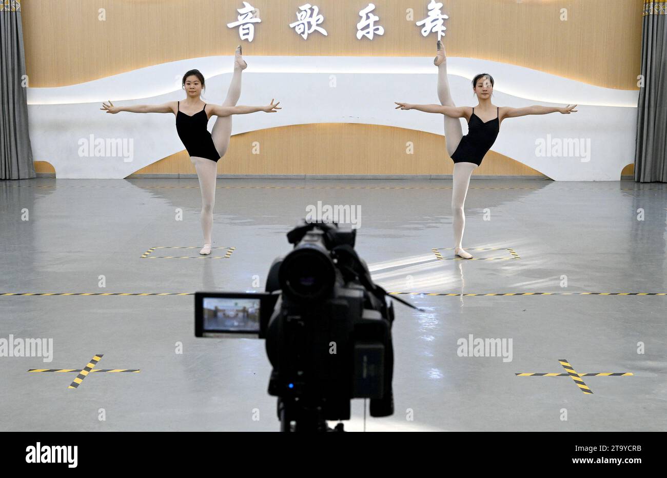 HANDAN, CINA - 28 NOVEMBRE 2023 - i candidati all'arte praticano un esame professionale in un centro di formazione di danza a Handan, nella provincia di Hebei nel nord della Cina, No Foto Stock