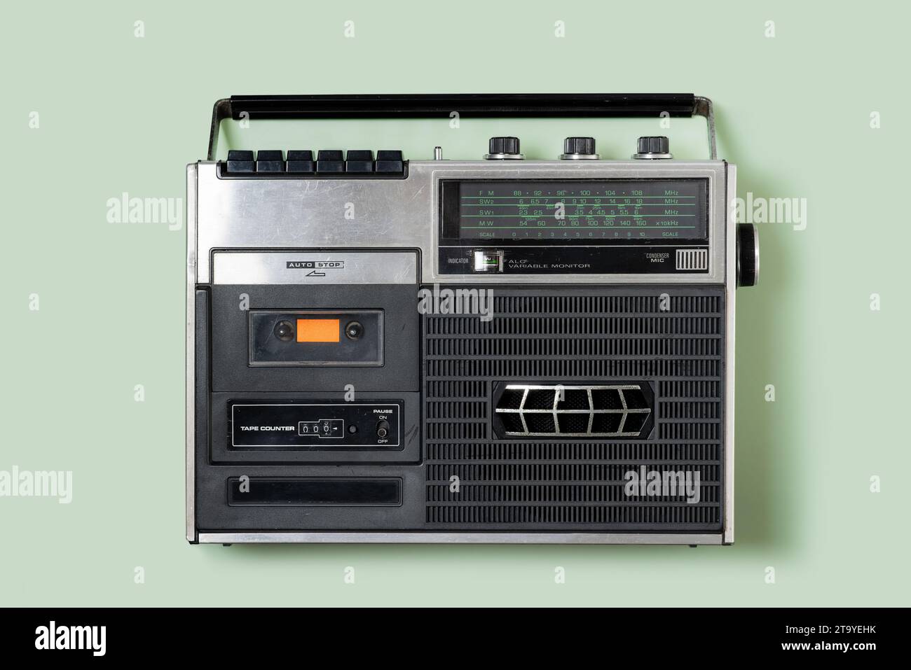 Radio portatile vintage con riproduttore di cassette. Isolare l'oggetto vintage. Foto Stock