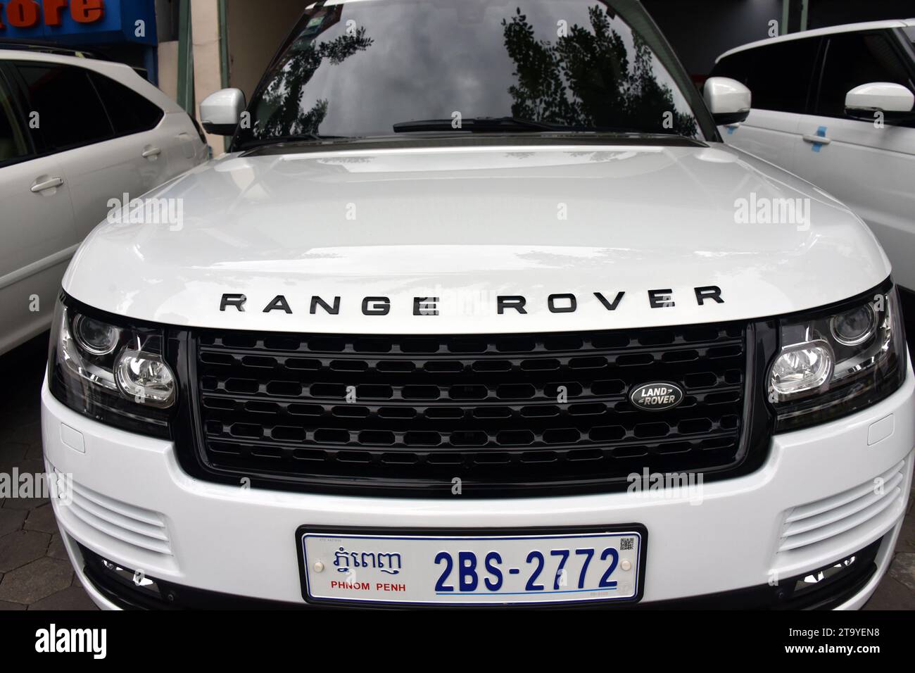 Auto Range rover bianca in vendita a Phnom Penh, Cambogia, Sud Est Asiatico, lusso Foto Stock