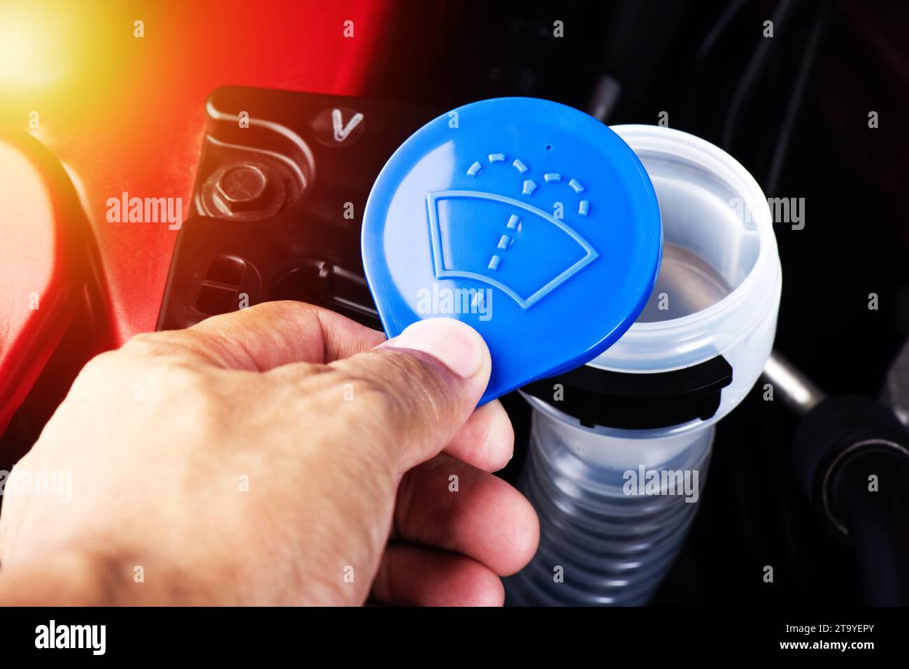 Chiudere il tappo blu del serbatoio del liquido lavavetro nel vano motore. Foto Stock