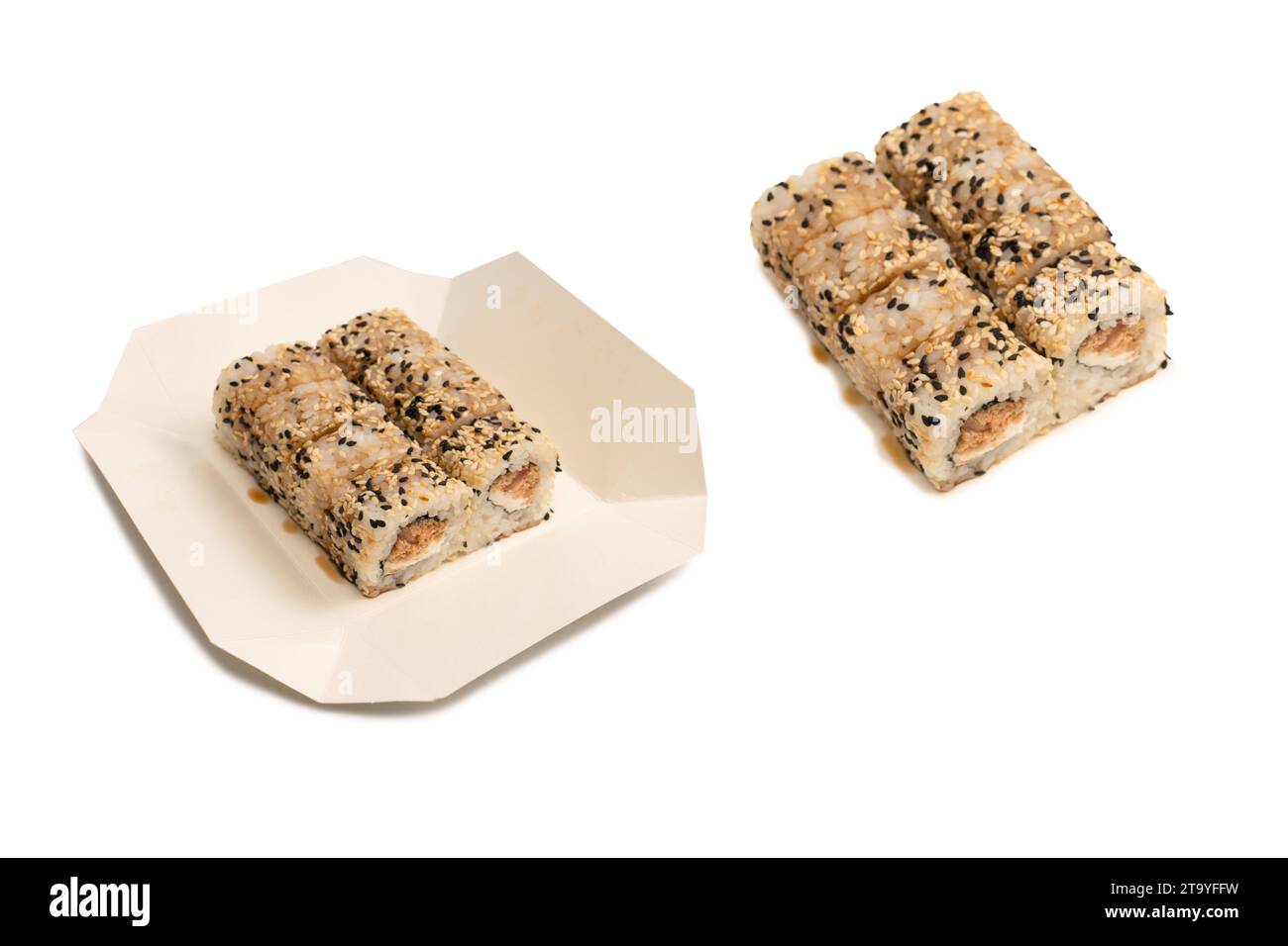Sushi con formaggio cremoso e tonno isolato su fondo bianco. Foto Stock