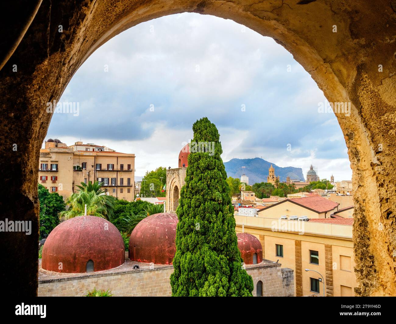 Cupole e campanile. San Giovanni degli Eremiti , antica chiesa monastica in stile arabo-normanno e romanico - Palermo, Italia Foto Stock