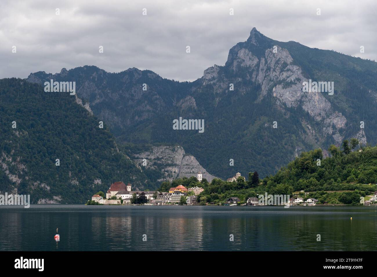 Traunsee (Lago Traun), Monastero di Traunkirchen e Kirche Maria Krönung (chiesa parrocchiale di Traunkirchen) a Traunkirchen, Salzkammergut, alta Austria, Aus Foto Stock