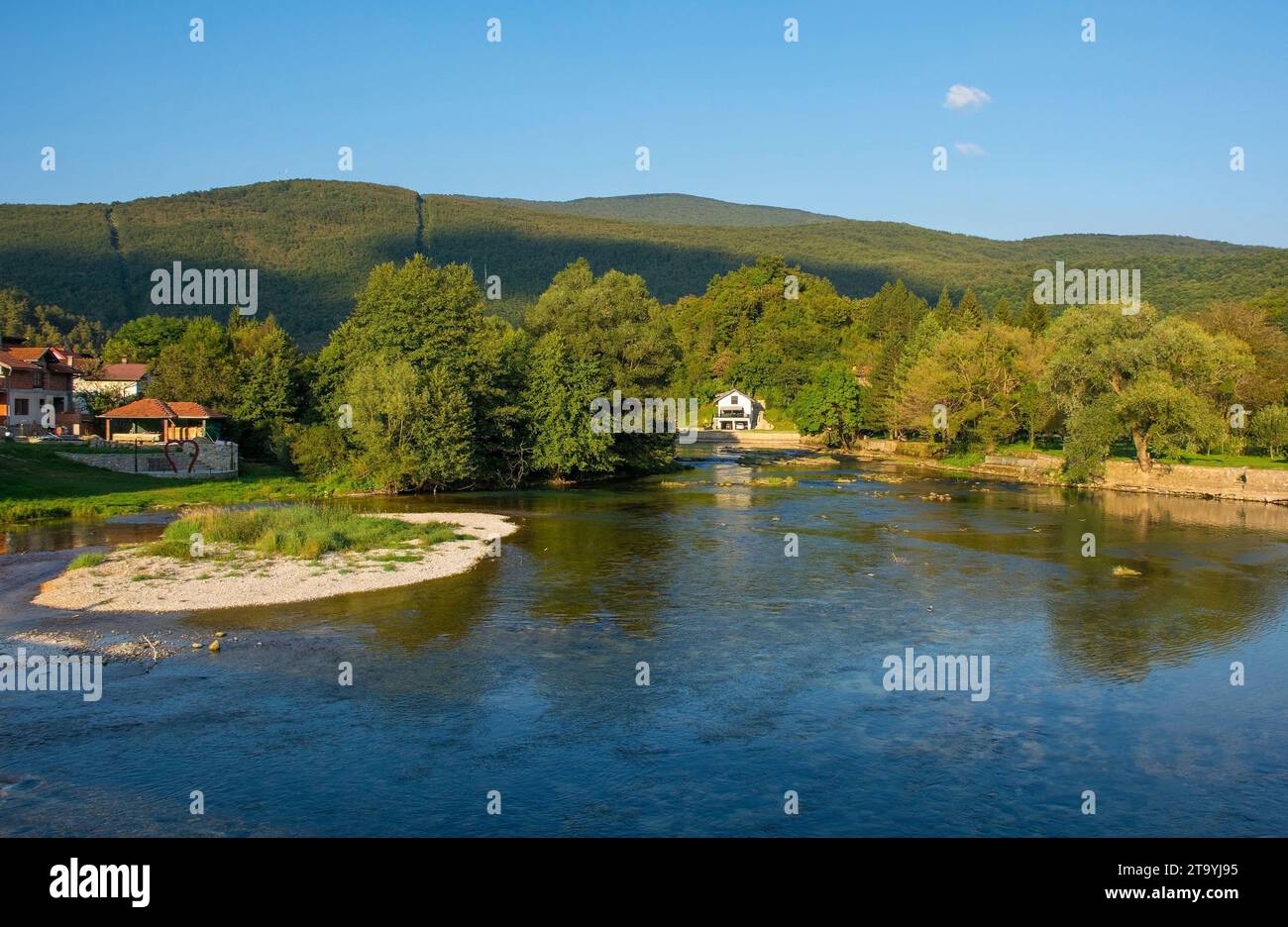 Il fiume una passa attraverso il villaggio di Kulen Vakuf nel Parco Nazionale di una. Una-sana Canton, Federazione di Bosnia-Erzegovina.inizio settembre Foto Stock