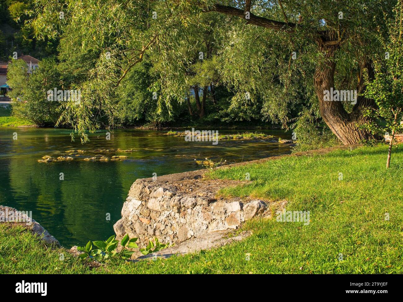 Il fiume una passa attraverso il villaggio di Kulen Vakuf nel Parco Nazionale di una. Una-sana Canton, Federazione di Bosnia-Erzegovina. Inizio settembre Foto Stock