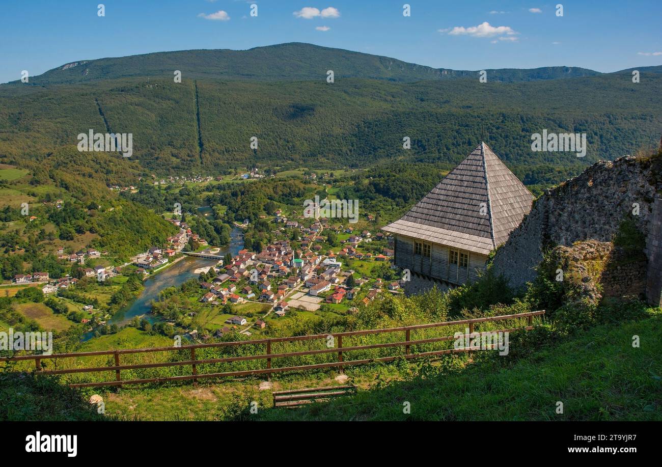 Kulen Vakuf Village e il fiume una nel Parco Nazionale di una. Una-sana Canton, Federazione di Bosnia-Erzegovina. Vista dal castello di Ostrovica Foto Stock