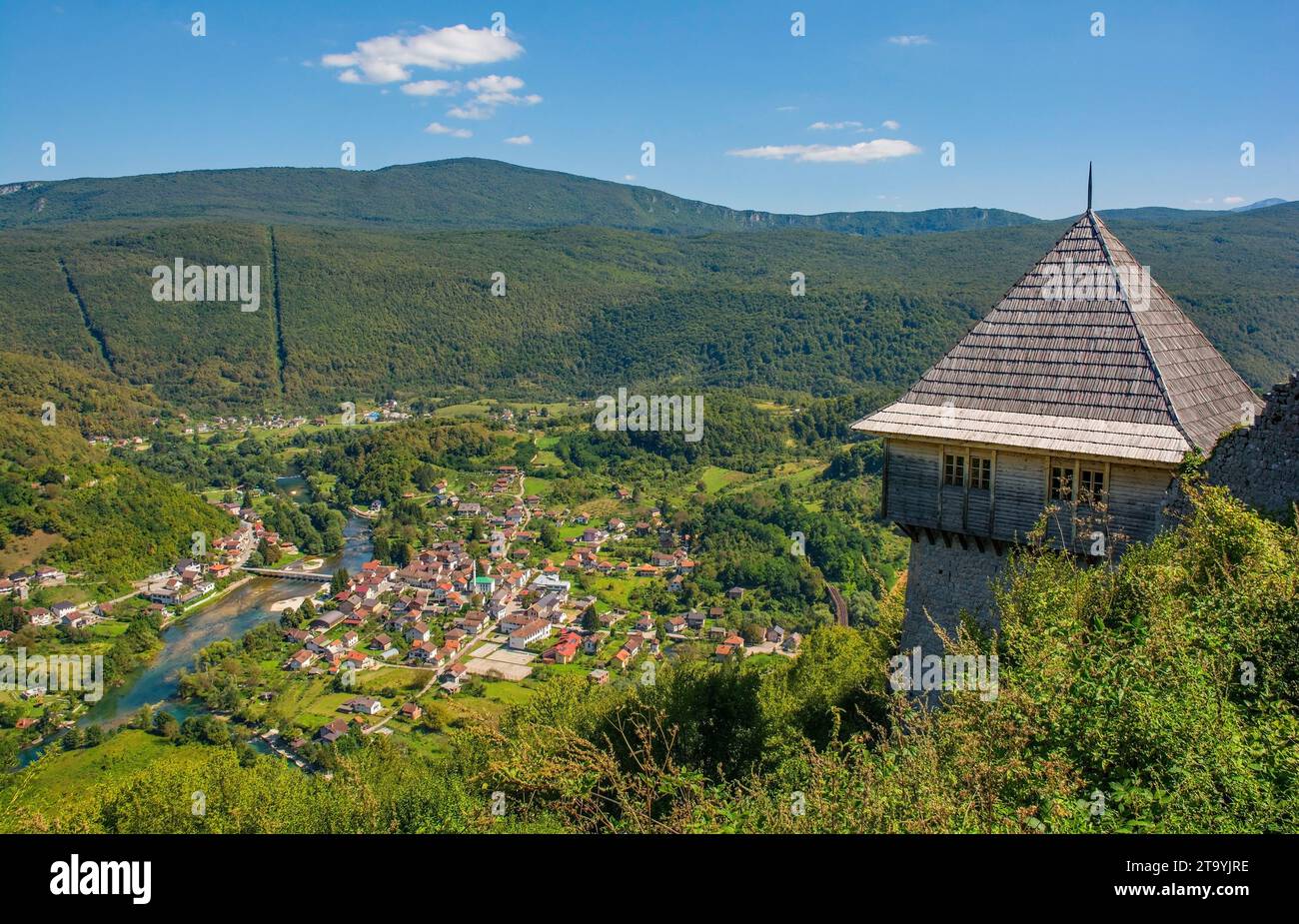 Kulen Vakuf Village e il fiume una nel Parco Nazionale di una. Una-sana Canton, Federazione di Bosnia-Erzegovina. Vista dal castello di Ostrovica Foto Stock