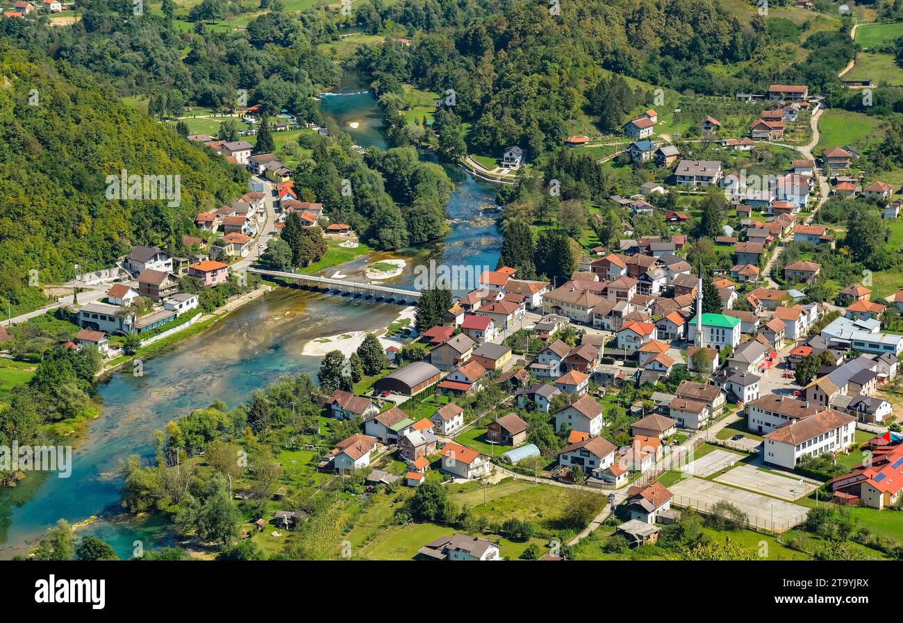 Kulen Vakuf Village e il fiume una nel Parco Nazionale di una. Una-sana Canton, Federazione di Bosnia-Erzegovina. Vista dal castello di Ostrovica Foto Stock