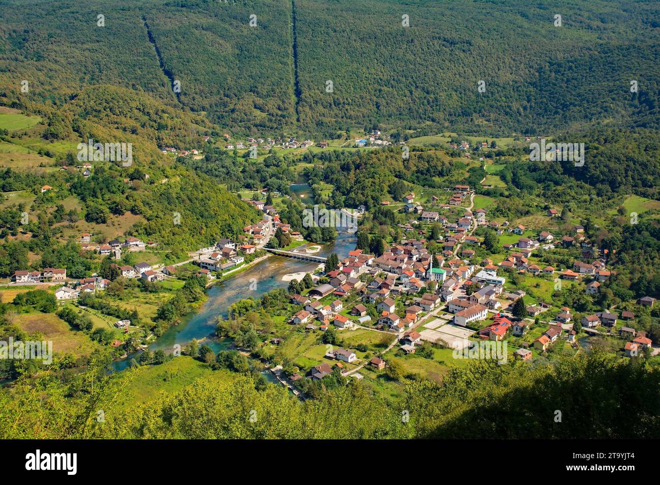 Kulen Vakuf Village e il fiume una nel Parco Nazionale di una. Una-sana Canton, Federazione di Bosnia-Erzegovina. Vista dal castello di Ostrovica Foto Stock