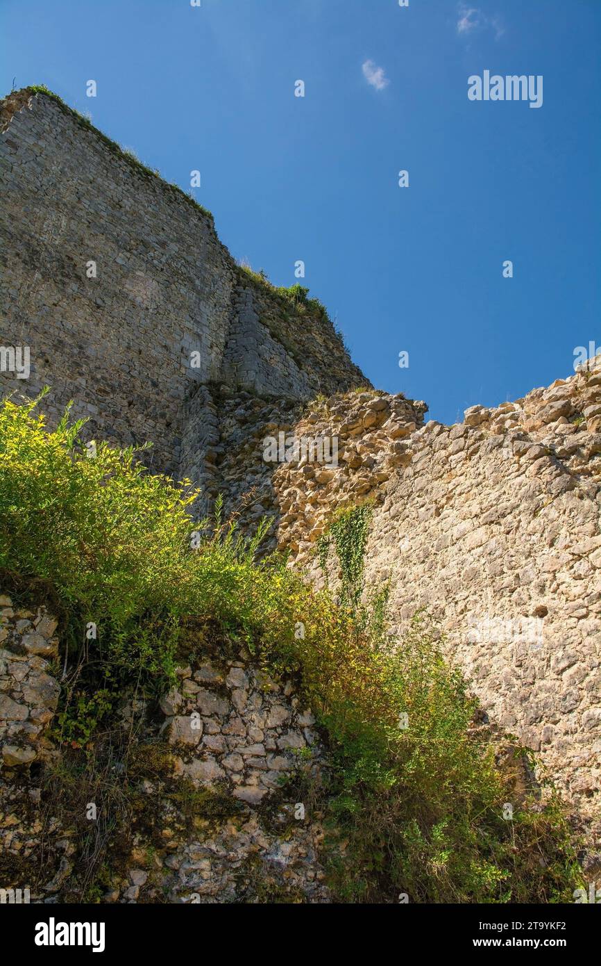 Le mura dello storico Castello di Ostrovica del XV secolo si affacciano sul villaggio di Kulen Vakuf nel Parco Nazionale di una. Una-sana Canton, Bosnia Foto Stock