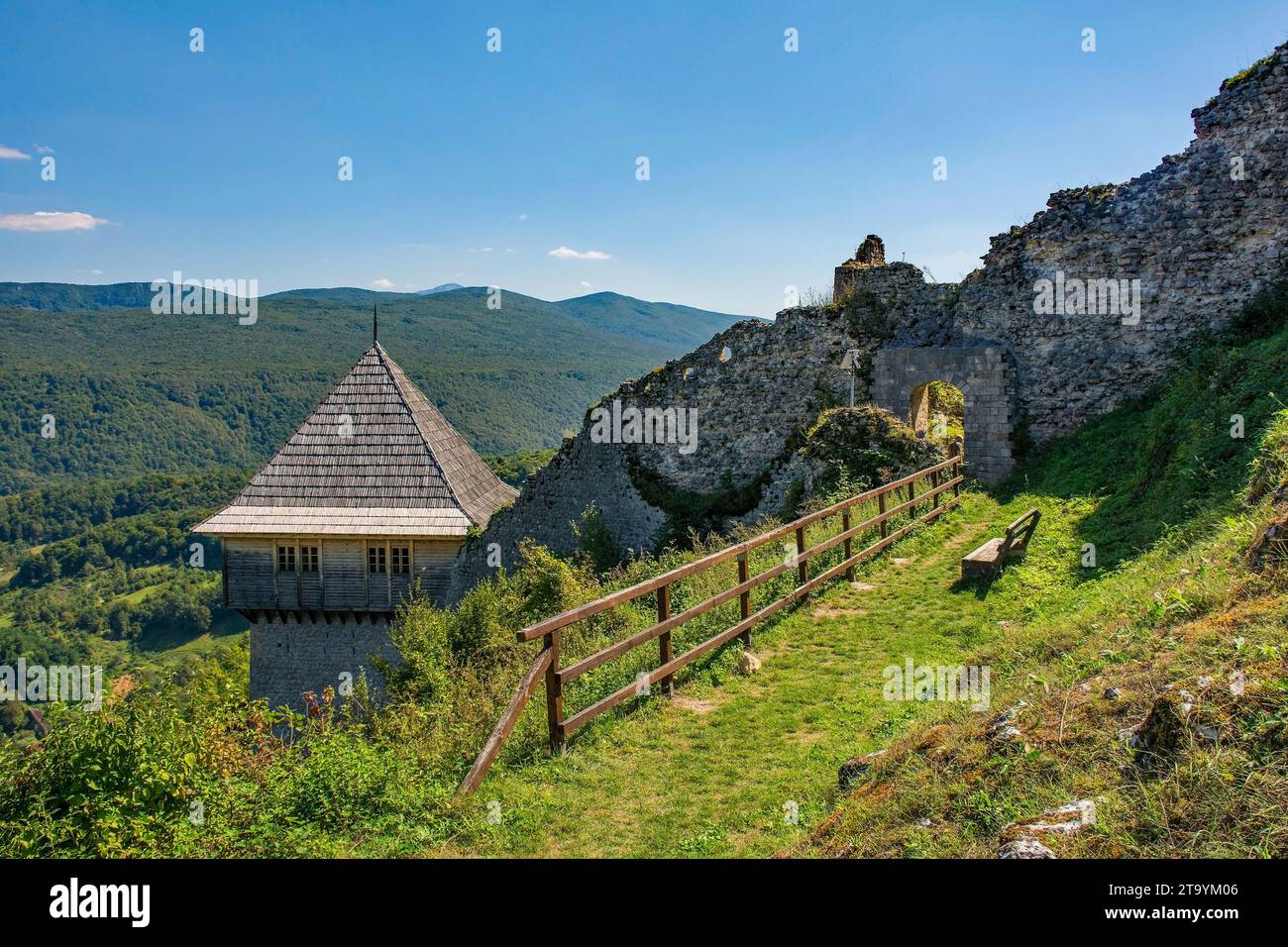 Lo storico Castello di Ostrovica del XV secolo si affaccia sul villaggio di Kulen Vakuf nel Parco Nazionale di una. Una-sana Canton, Federazione di Bosnia-Erzegovina Foto Stock