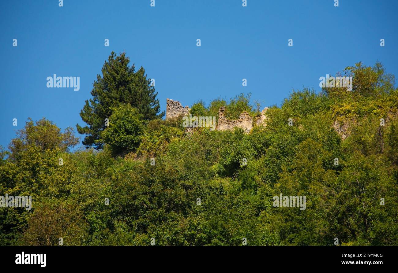 Lo storico Castello di Ostrovica del XV secolo si affaccia sul villaggio di Kulen Vakuf nel Parco Nazionale di una. Una-sana Canton, Federazione di Bosnia-Erzegovina Foto Stock