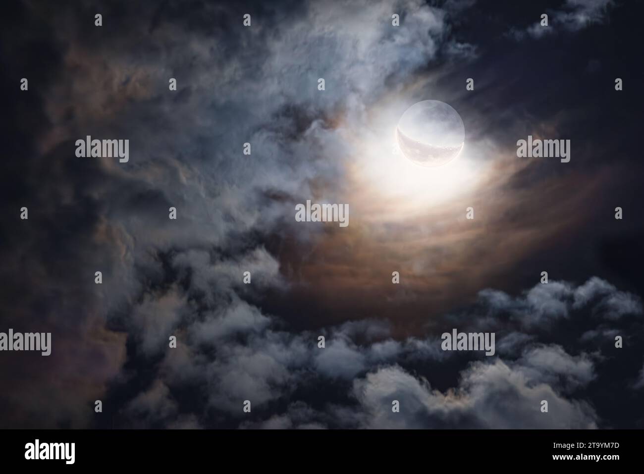 Crepuscolo di luna piena con crateri sulla superficie e cielo scuro, primo piano sullo sfondo della natura Foto Stock