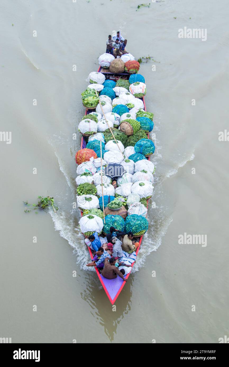 Tradizionale stazione di barche in legno, questa immagine è stata catturata il 29 maggio 2022, da Dacca, Bangladesh Foto Stock