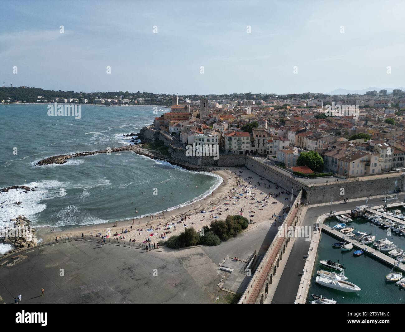 Antibes Beach France drone, aereo corrotto con la gente Foto Stock