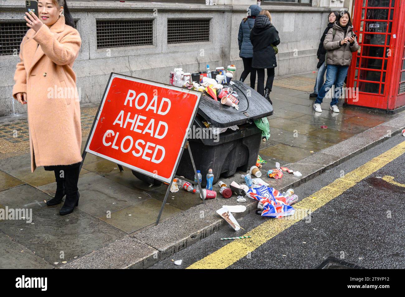 Londra, Regno Unito. Spazzatura traboccante a Whitehall, Westminster Foto Stock