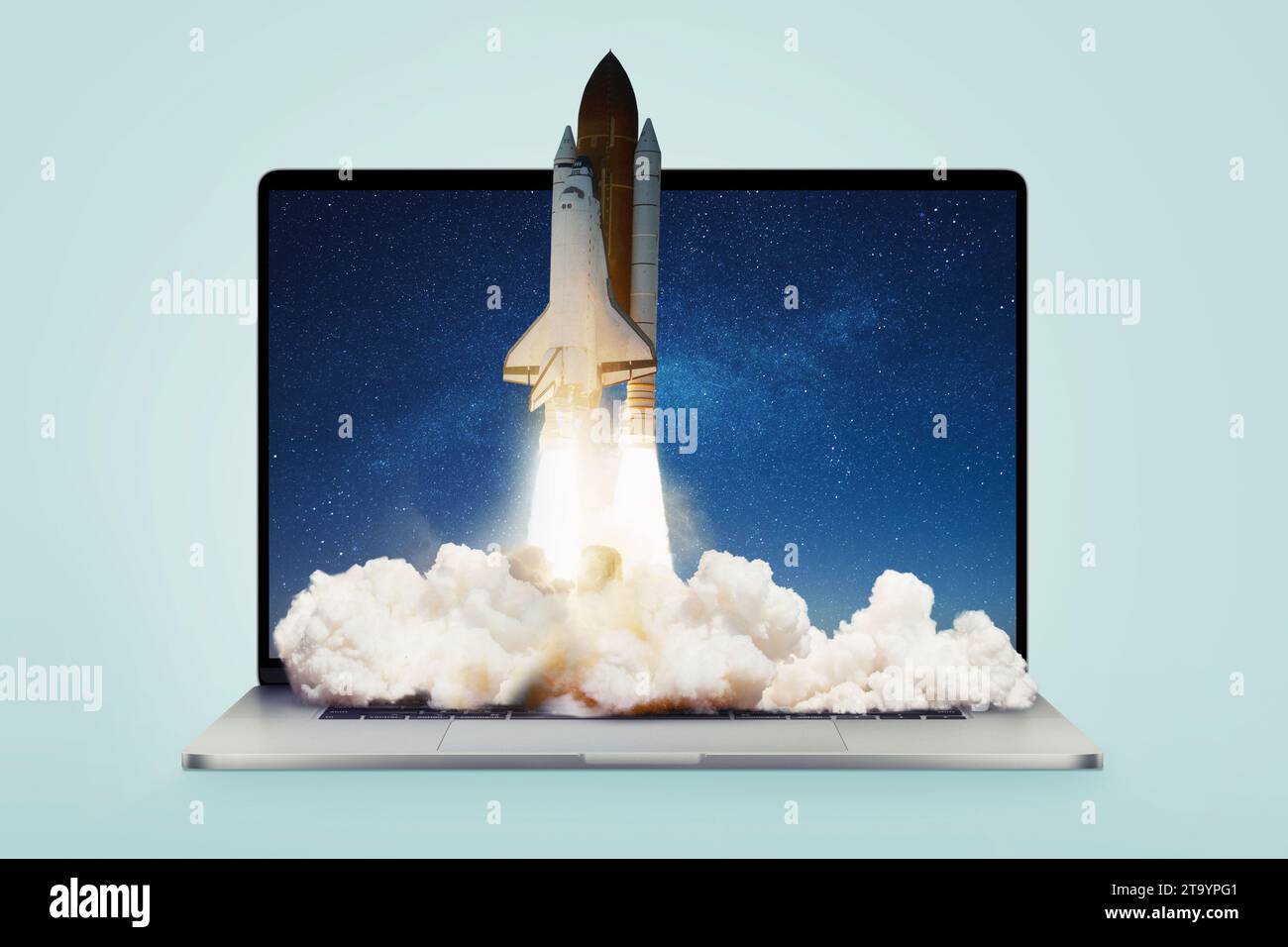 Computer portatile creativo e razzo con fumo e esplosione che si sollevano, idea creativa. Ottimizzazione di applicazioni e flussi di lavoro, concetto. Lancio dei posti navetta Foto Stock