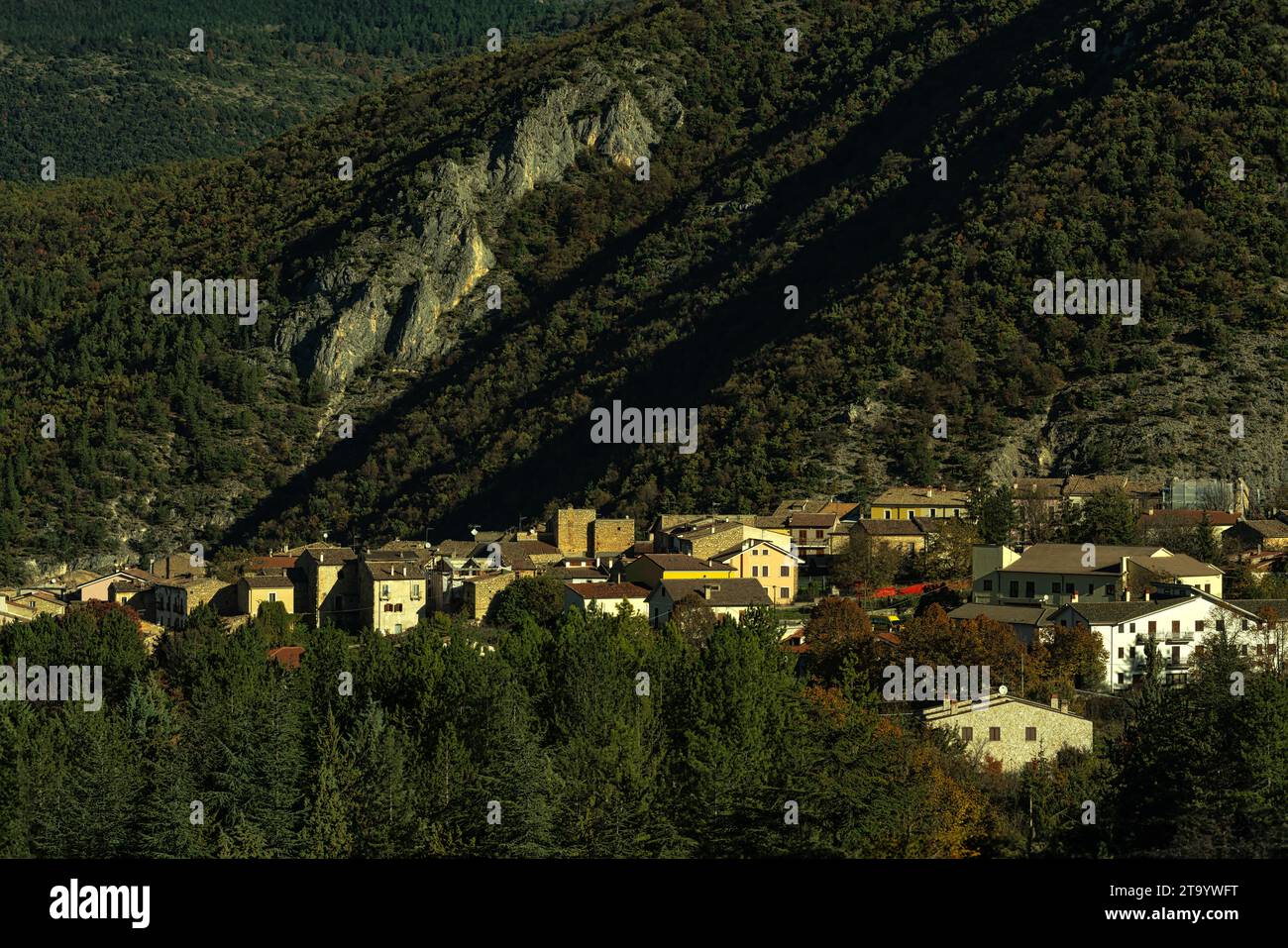Paesaggio delle antiche case in pietra addossate l'una all'altra nel borgo montano di Cansano. Cansano, provincia dell'Aquila, Abruzzo, Italia Foto Stock