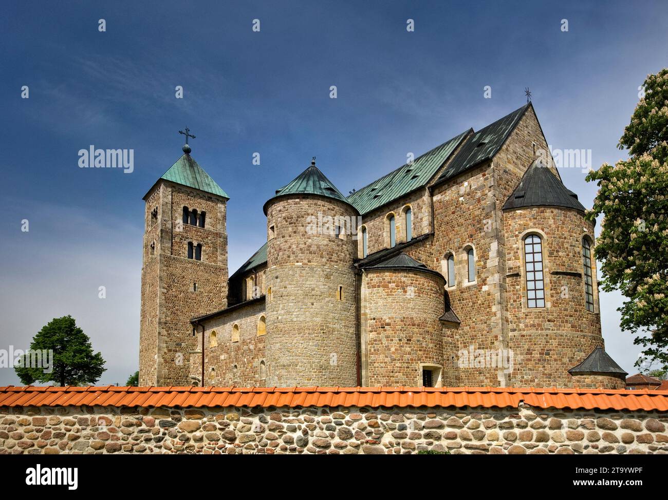 Chiesa Collegiata romanica del XII secolo nel villaggio di Tum vicino a Łęczyca, Łódzkie, Polonia Foto Stock