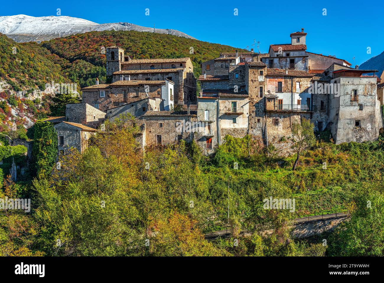 Paesaggio delle antiche case in pietra addossate l'una all'altra nel borgo montano di Cansano. Cansano, provincia dell'Aquila, Abruzzo, Italia Foto Stock