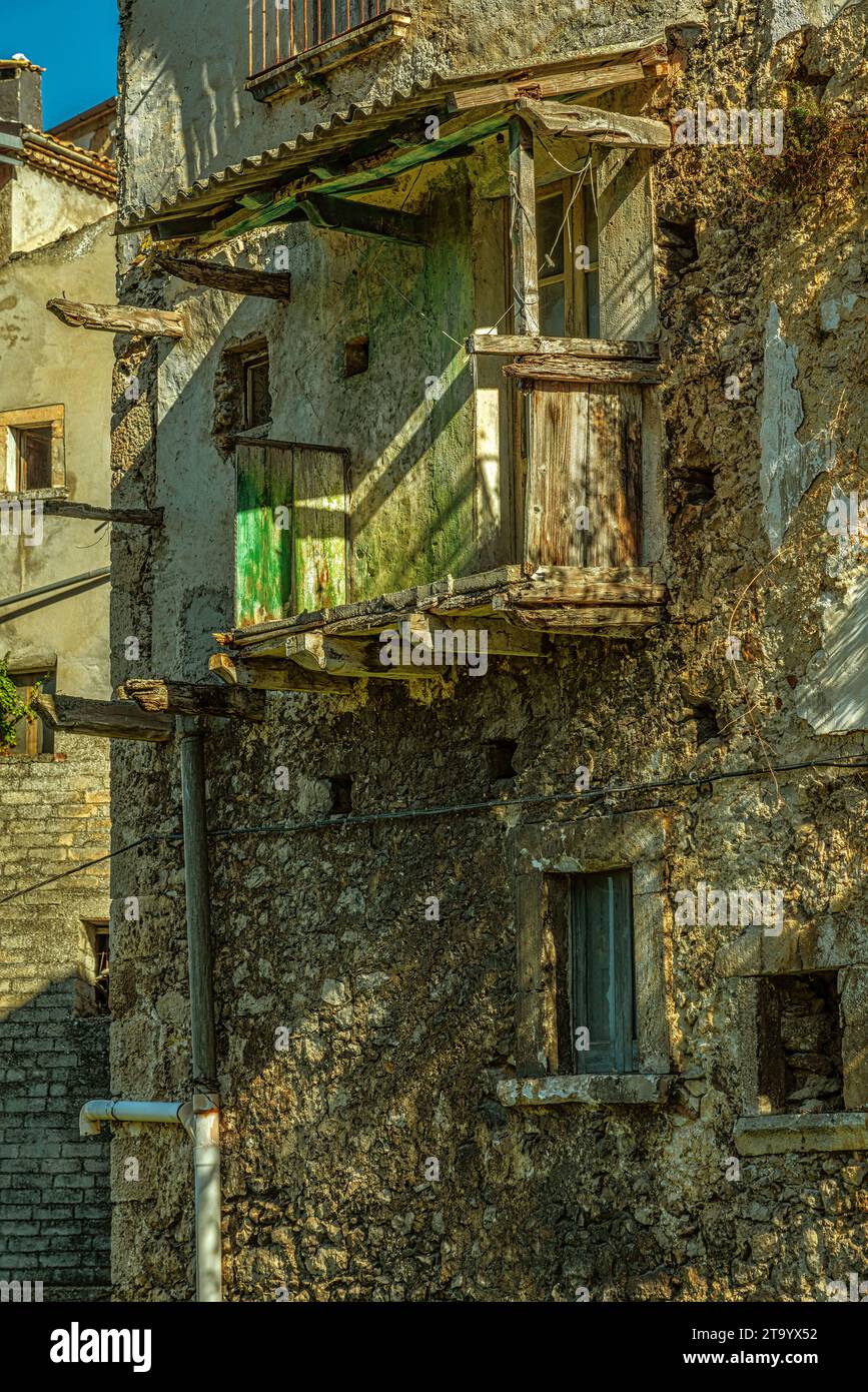 Scorci del centro storico della città montana di Cansano. Vecchie case in pietra e balconi in legno. Cansano, provincia dell'Aquila, Abruzzo, Italia, Foto Stock