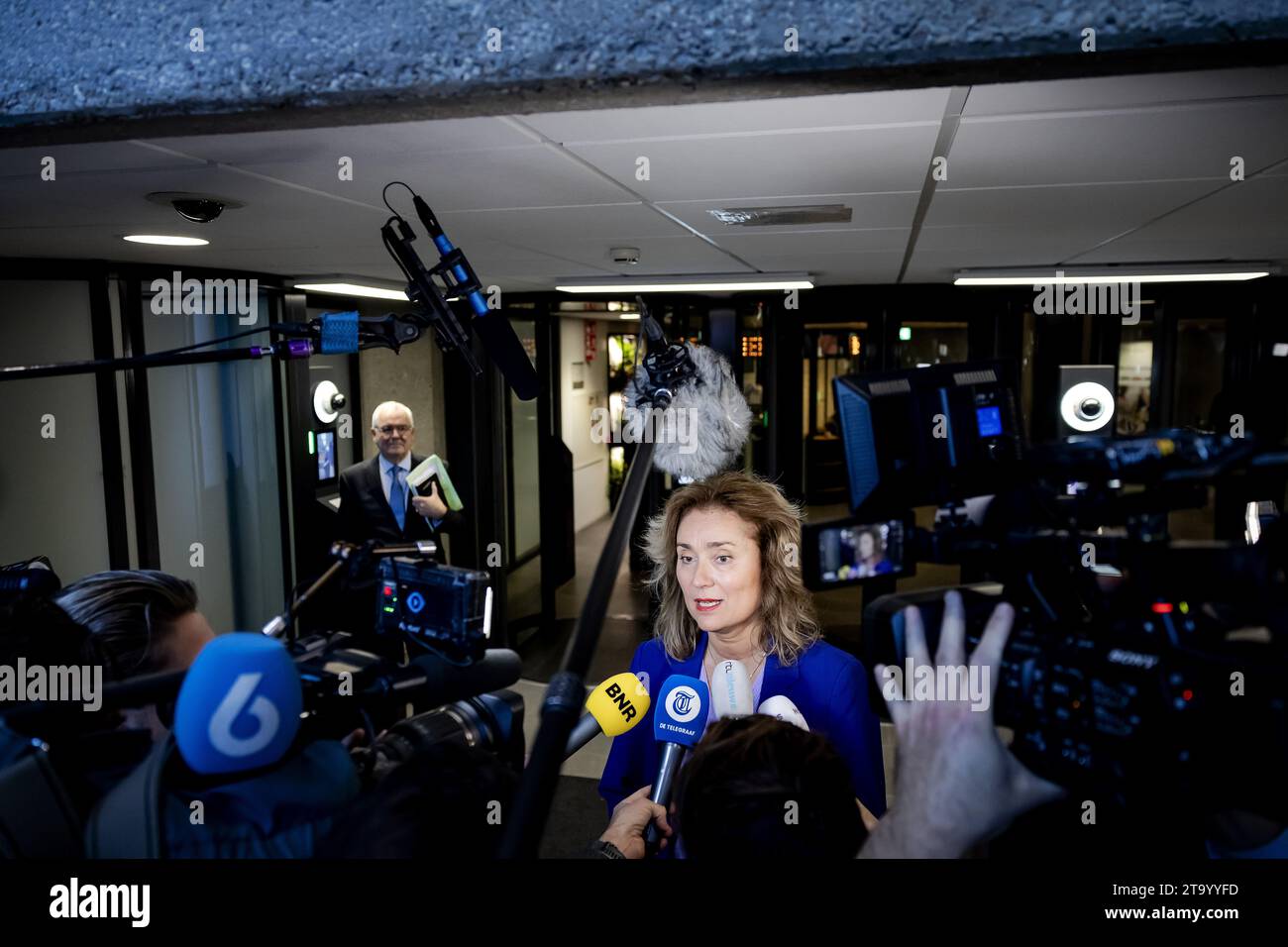 L'AIA - il presidente della camera dei rappresentanti vera Bergkamp arriva per un incontro con i leader del partito nella camera dei rappresentanti. I leader del partito sono stati invitati di nuovo con l'obiettivo di nominare un esploratore il cui compito è quello di discutere con le fazioni e indagare quali opzioni di coalizione vedono di fronte a loro. ANP ROBIN VAN LONKHUIJSEN paesi bassi Out - belgio Out Foto Stock