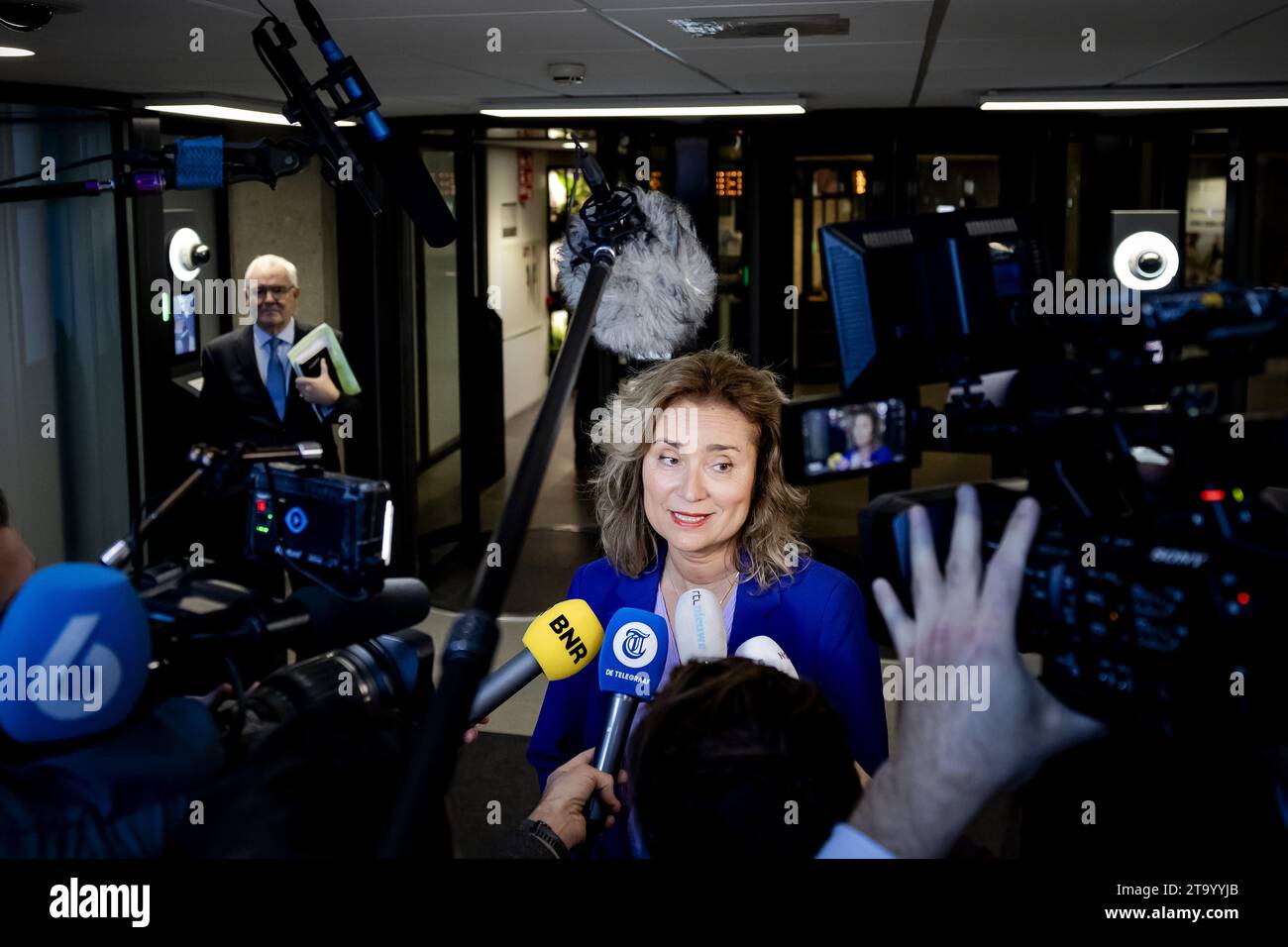 L'AIA - il presidente della camera dei rappresentanti vera Bergkamp arriva per un incontro con i leader del partito nella camera dei rappresentanti. I leader del partito sono stati invitati di nuovo con l'obiettivo di nominare un esploratore il cui compito è quello di discutere con le fazioni e indagare quali opzioni di coalizione vedono di fronte a loro. ANP ROBIN VAN LONKHUIJSEN paesi bassi Out - belgio Out Foto Stock