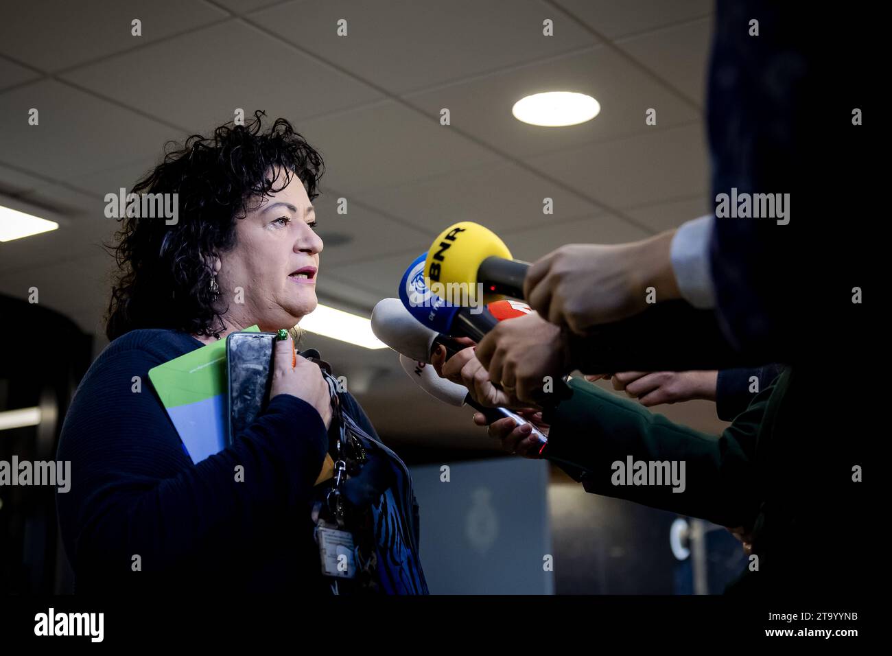 L'AIA - Caroline van der Plas (BBB) arriva per un incontro con i leader del partito nella camera dei rappresentanti. I leader del partito sono stati invitati di nuovo con l'obiettivo di nominare un esploratore il cui compito è quello di discutere con le fazioni e indagare quali opzioni di coalizione vedono di fronte a loro. ANP ROBIN VAN LONKHUIJSEN paesi bassi Out - belgio Out Foto Stock