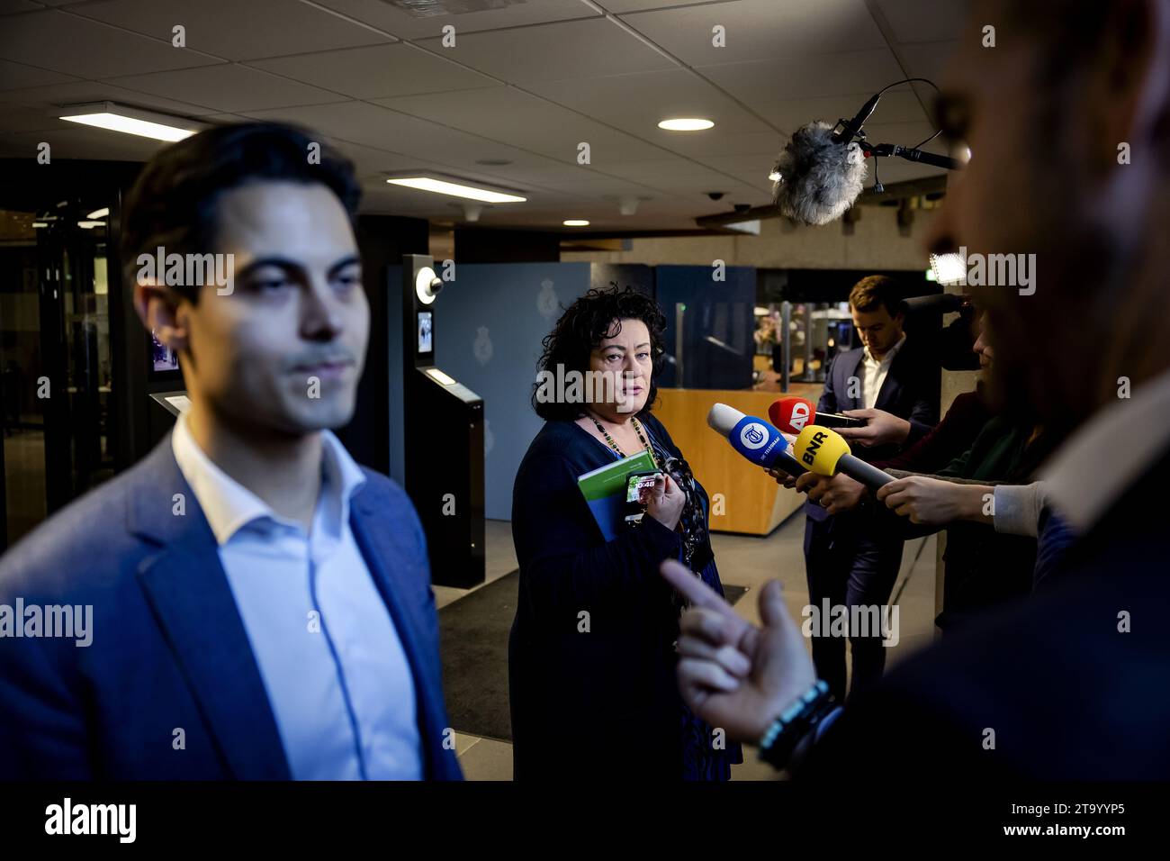 L'AIA - Rob Jetten (D66) e Caroline van der Plas (BBB) arrivano per un incontro con i leader del partito nella camera dei rappresentanti. I leader del partito sono stati invitati di nuovo con l'obiettivo di nominare un esploratore il cui compito è quello di discutere con le fazioni e indagare quali opzioni di coalizione vedono di fronte a loro. ANP ROBIN VAN LONKHUIJSEN paesi bassi Out - belgio Out Foto Stock