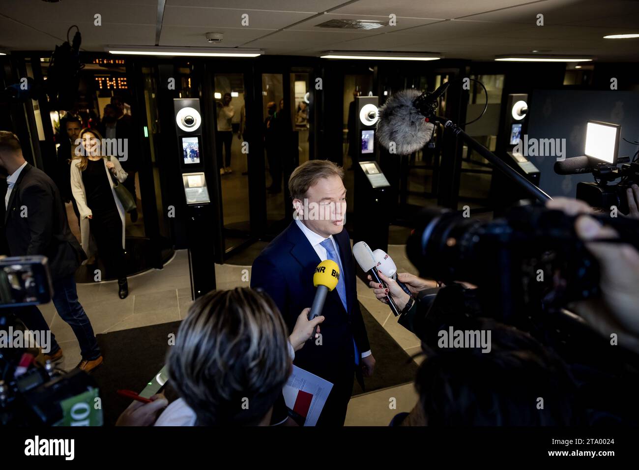 L'AIA - Pieter Omtzigt (NSC) arriva per un incontro con i leader del partito nella camera dei rappresentanti. I leader del partito sono stati invitati di nuovo con l'obiettivo di nominare un esploratore il cui compito è quello di discutere con le fazioni e indagare quali opzioni di coalizione vedono di fronte a loro. ANP ROBIN VAN LONKHUIJSEN paesi bassi Out - belgio Out Foto Stock