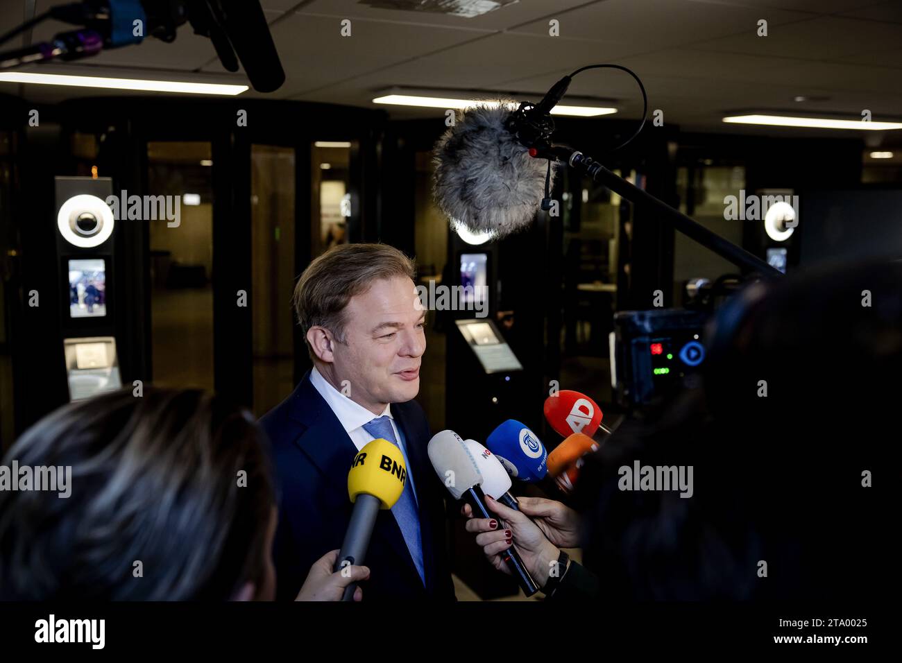 L'AIA - Pieter Omtzigt (NSC) arriva per un incontro con i leader del partito nella camera dei rappresentanti. I leader del partito sono stati invitati di nuovo con l'obiettivo di nominare un esploratore il cui compito è quello di discutere con le fazioni e indagare quali opzioni di coalizione vedono di fronte a loro. ANP ROBIN VAN LONKHUIJSEN paesi bassi Out - belgio Out Foto Stock