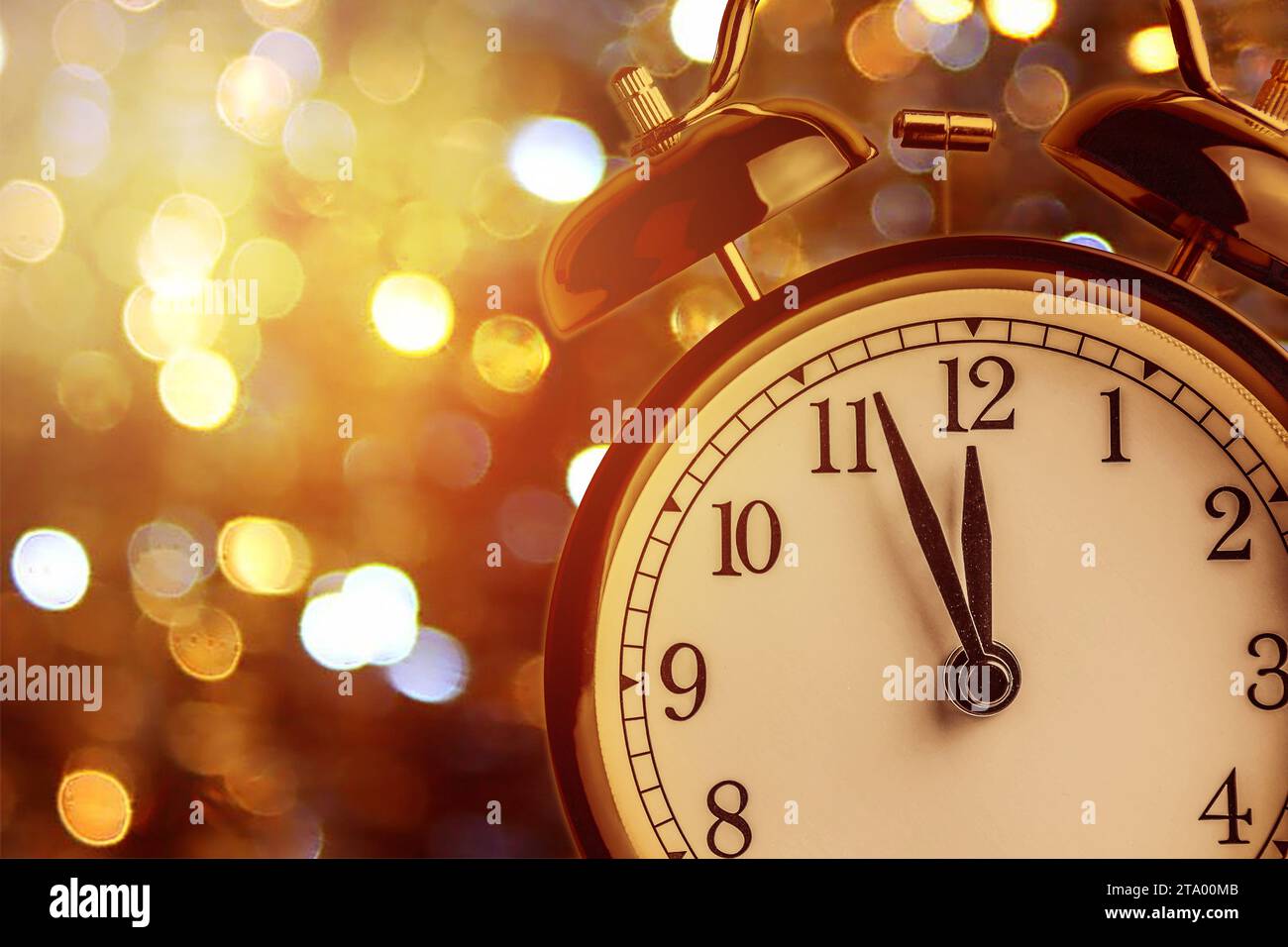 Vintage sveglia è che mostra la mezzanotte. Si tratta di ore dodici, natale e bokeh, vacanza felice anno nuovo concetto di festa sulla luce sfondo bokeh di fondo Foto Stock