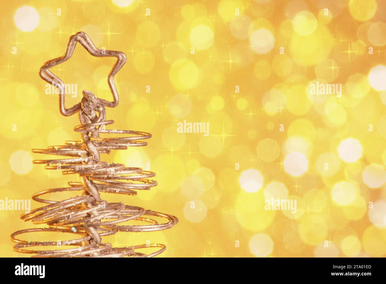 moderno albero di natale metallizzato su sfondo bokeh chiaro e dorato, concetto natalizio Foto Stock