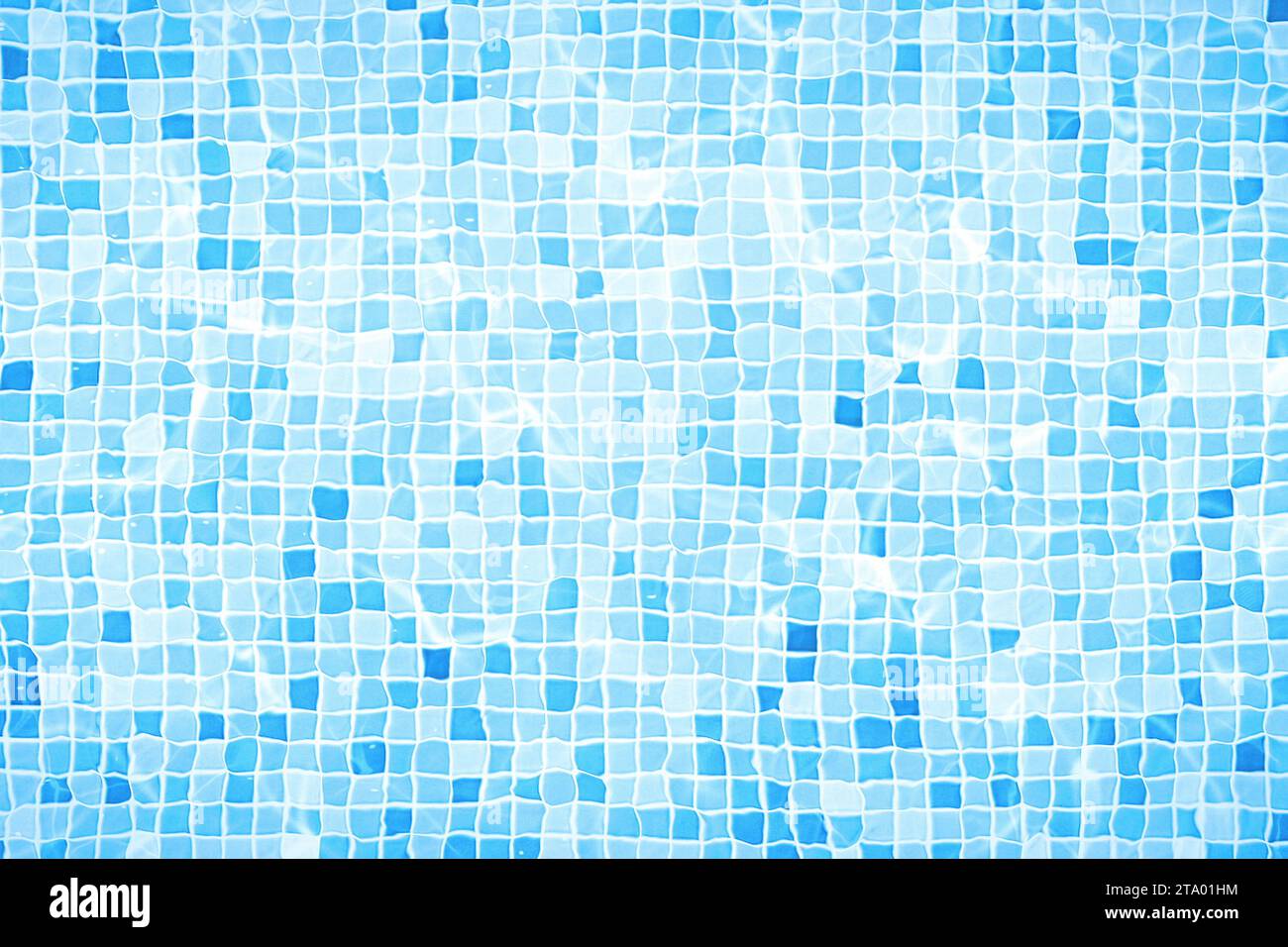 le caustiche sul fondo della piscina si ondulano e scorrono con onde sullo sfondo Foto Stock