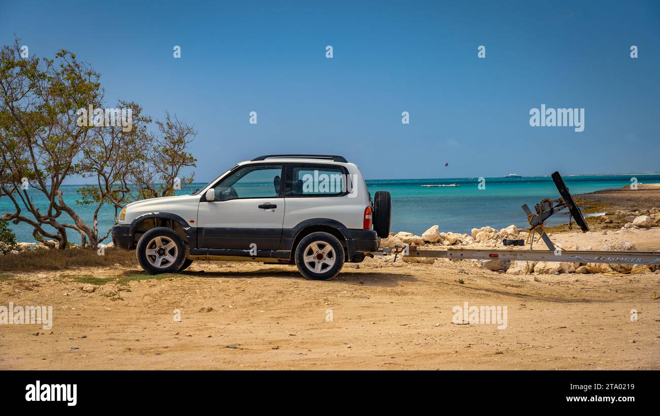 Eagle Beach, Oranjestad, Aruba - Suzuki Grand Vitara parcheggiata vicino alla spiaggia Foto Stock