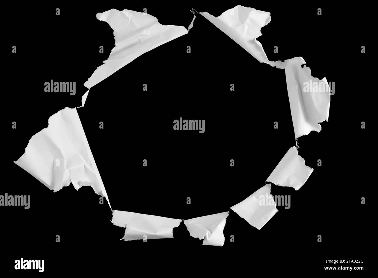 carta bianca sgualcita con effetto buco, con sfondo bianco come lavagna, concetto di idea education Foto Stock