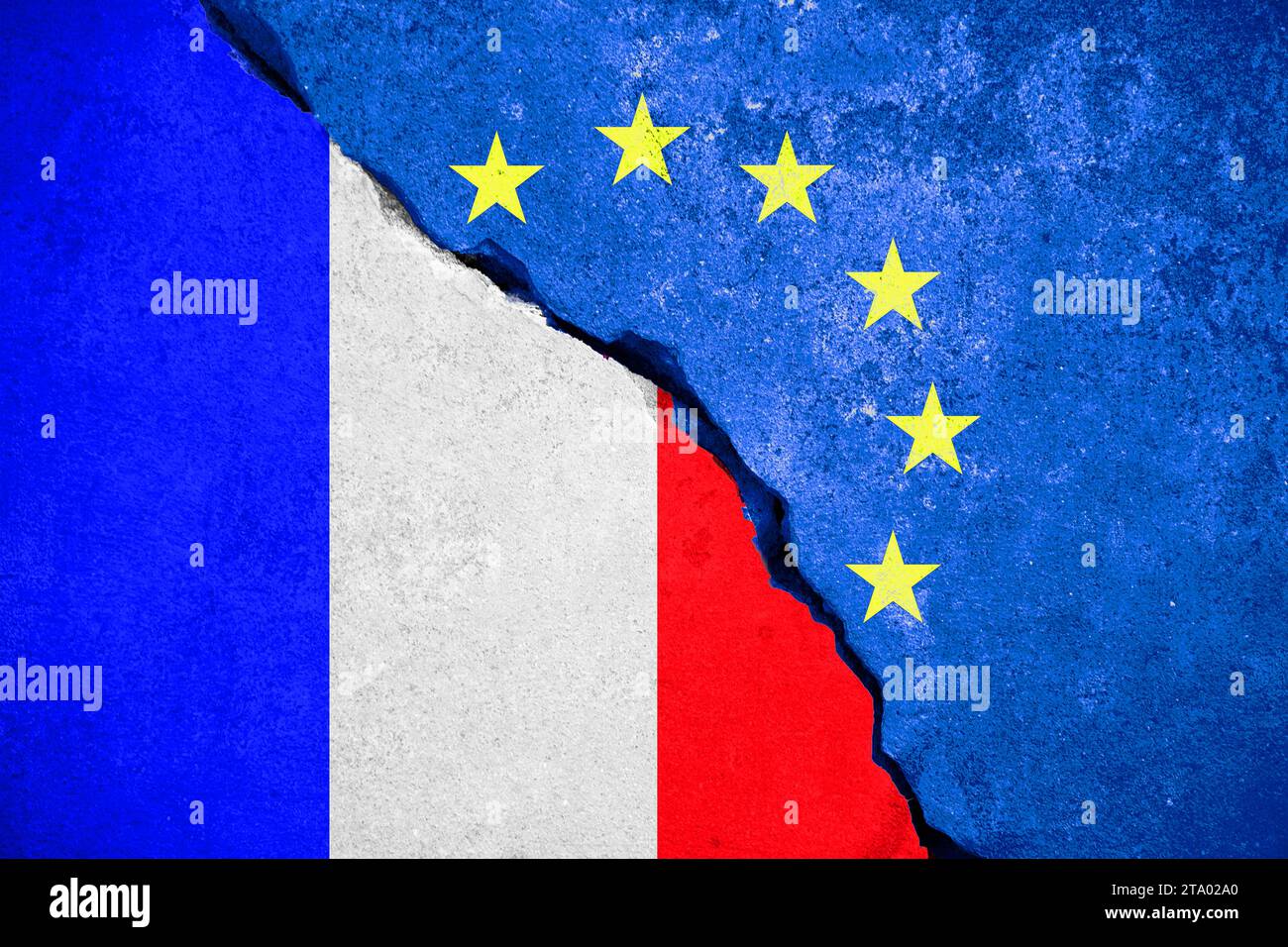 frexit bandiera blu dell'unione europea sul muro rotto e mezza bandiera della francia, votate per il concetto di uscita della francia dall'europa Foto Stock