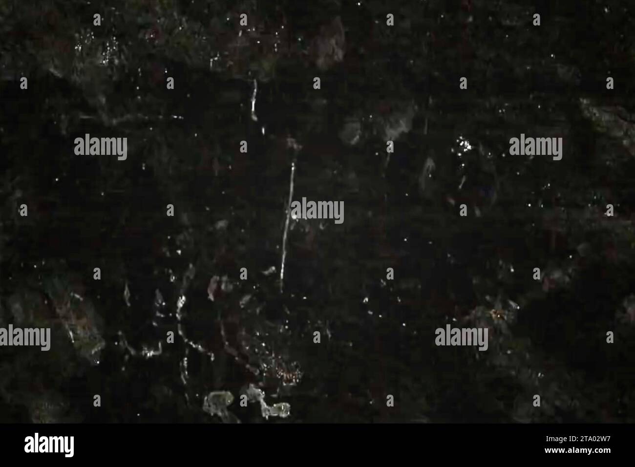 Sfondo bianco e nero astratto grunge sfarfallio realistico, segnale TV vintage analogico con cattive interferenze, rumore di fondo statico, predisposizione per sovrapposizione Foto Stock