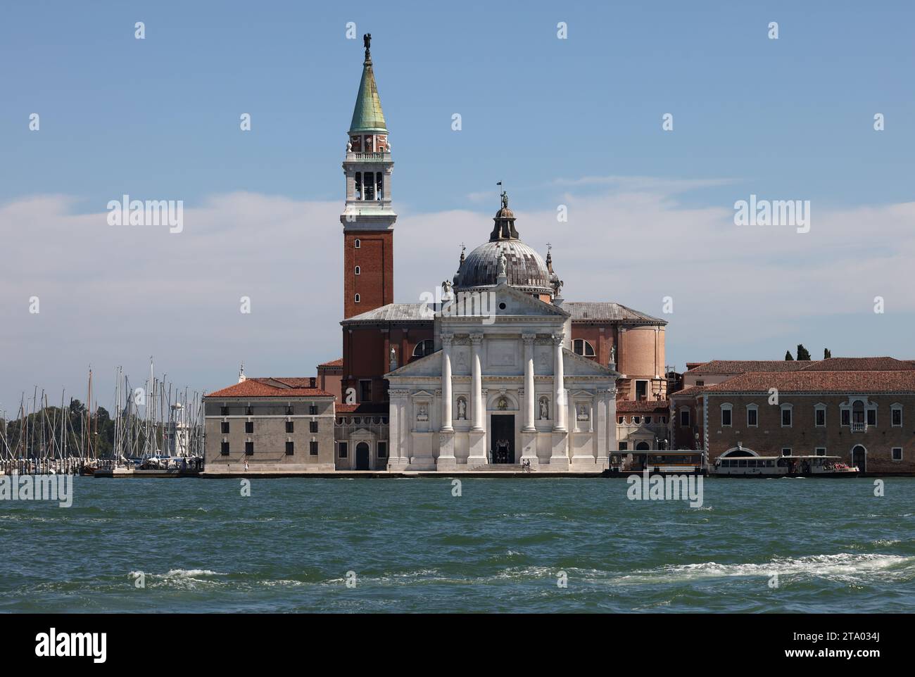 Venezia - 5 settembre 2022: basilica di San Giorgio maggiore, progettata da Andrea Palladio e situata sull'isola di San Giorgio maggiore. Foto Stock