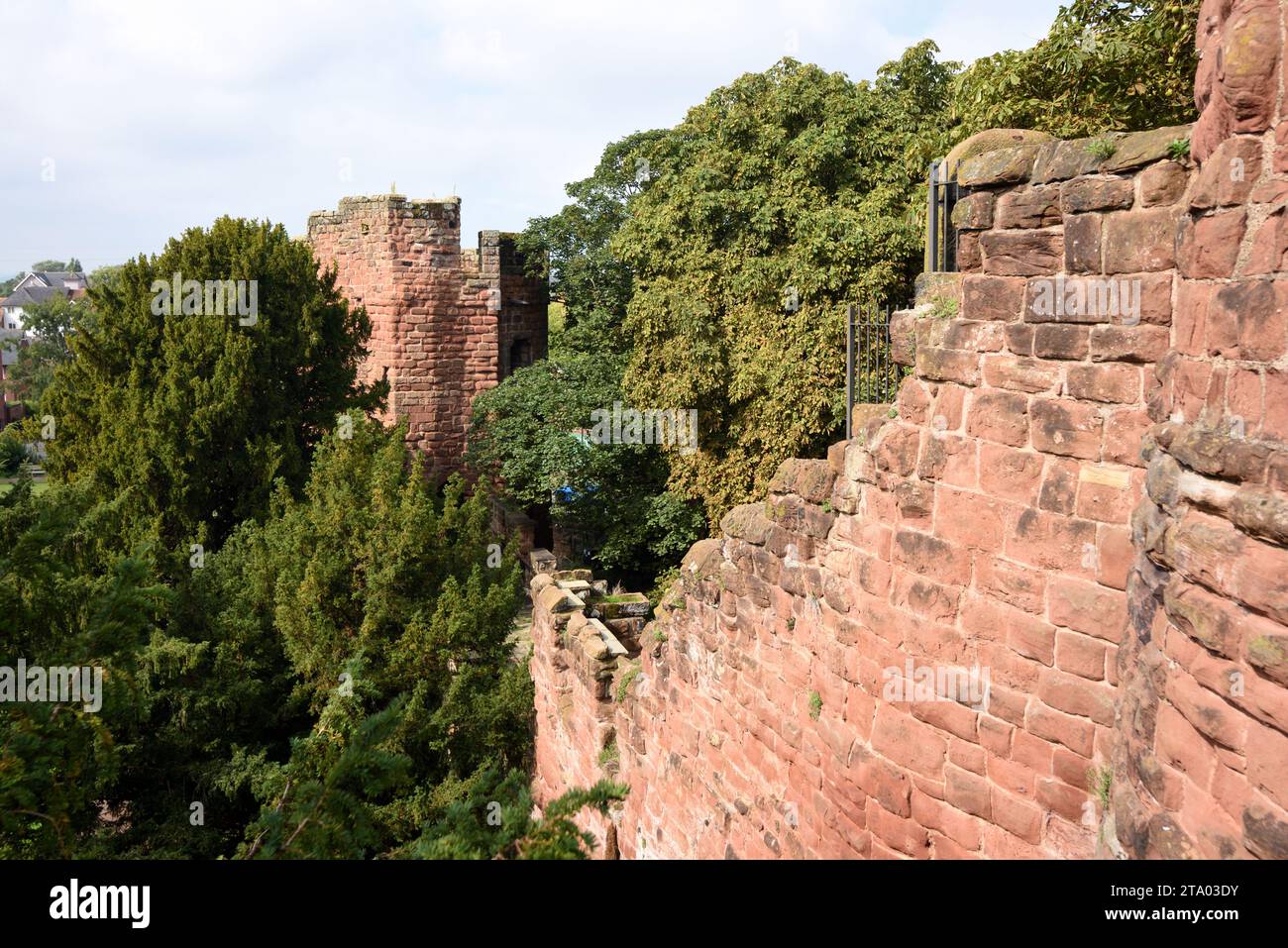 Muro di spur che collega la Torre dell'acqua c14th (nota anche come nuova Torre) con la Torre di Bonewaldesthorne sulle mura della città romana Chester Inghilterra Regno Unito Foto Stock