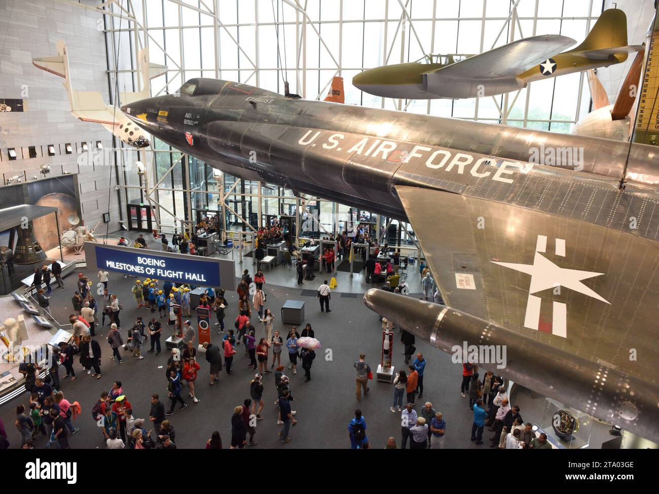 Washington, DC - 3 giugno 2018: Folla di persone nello Smithsonian National Air and Space Museum. Foto Stock