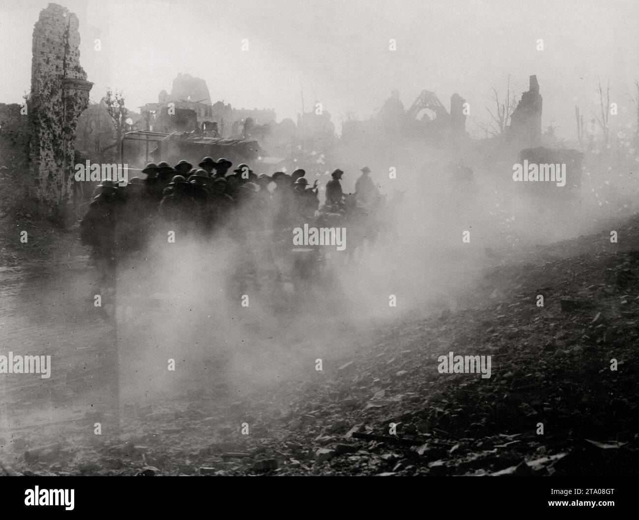 Prima guerra mondiale - truppe in movimento attraverso la polvere e le rovine a Ypres, Francia Foto Stock